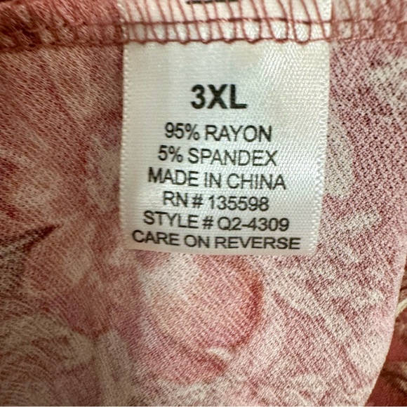 NWT. Cure 3X floral blouse top. Approx. 27” armpit to armpit and 31” long. - Picture 13 of 15